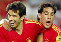 Испанцы празднуют гол, забитый в ворота России. Фото с сайта www.uefa.com