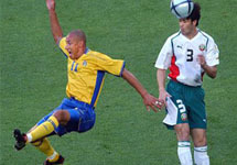 Швеция-Болгария - 5:0. В атаке автор 2 мячей Хенрик Ларрсон (слева). Фото АР