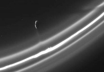 Спутник Сатурна Прометей тянет вещество из кольца "F". Фото NASA с сайта New Scientist