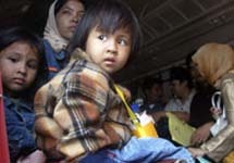 Дети, пострадавшие от цунами в Индонезии. Фото АР