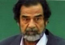 Саддам Хусейн на заседании трибунала. Кадр телеканала аль-Арабийя