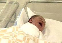 Младенец в родильном отделении. Кадр Первого канала