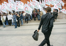 Новый русский яппи наблюдает митинг партии Яблоко на площади Революции. Фото Д.Борко/Грани.Ру