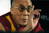Далай Лама выступает в Вашингтоне на конференции невропатологов, посвященной растущему интересу медицины к технологиям медитации. Фото с сайта washingtinpost.com