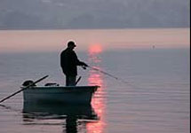 Рыбак на озере. Фото AP.