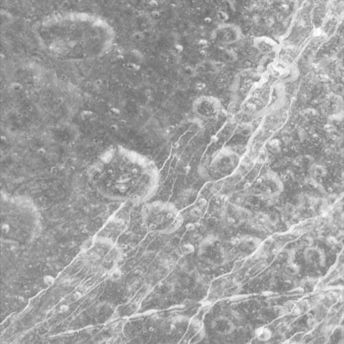 Область, именуемая Carthage Linea. Изображение получено с помощью узкоугольной камеры 11 октября 2005 года, с расстояния приблизительно 19 600 километров от поверхности Дионы. Фото NASA/JPL/Space Science Institute с сайта saturn.jpl.nasa.gov