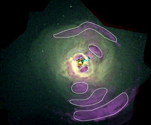 Центральные области крупного скопления галактик в созвездии Персея, изученные "Чандрой". Изображение NASA/CXC/IoA/J.Sanders et al.