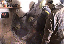 Спасатели работают в завалах внутри дома. Кадр НТВ