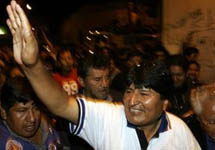 Эво Моралес празднует победу на президентских выборах в Боливии. Фото АР