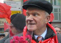 Геннадий Зюганов во главе колонны на октябрьском шествии. Фото Д.Борко/Грани.ру