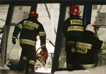Спасатели на обломках торгового центра в Катовице. Фото АР