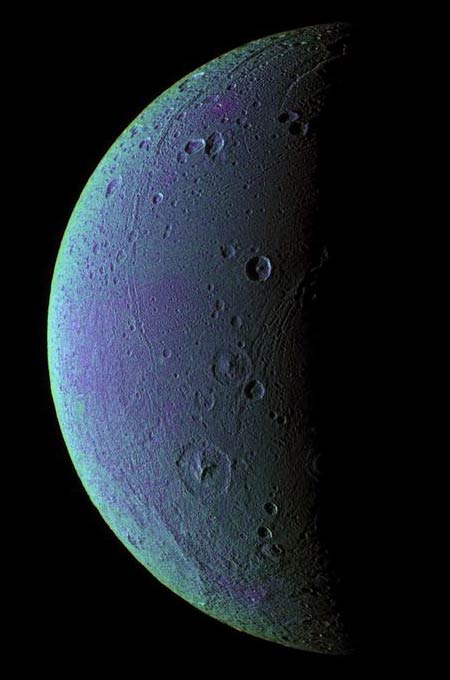 Диона. Псевдоцветное изображение NASA/JPL/Space Science Institute с сайта saturn.jpl.nasa.gov
