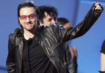 Лидер группы U2 Боно на 48-й церемонии вручения премий ''Грэмми''. Фото YahooNews