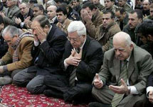 Действующее палестинское руководство во главе с президентом Махмудом Аббасом на пятничной молитве в Рамалле. 17.02.2006. Фото с сайта YahooNews