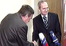 Председатель счетной комиссии конституционного суда поздравляет Валерия Зорькина с избранием на третий срок. Кадр НТВ