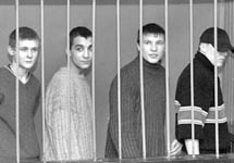 Подсудимые по делу об убийстве Султоновой. Фото с сайта www.vz.ru