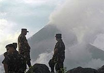 Вулкан Майон - самый активный на Филиппинах. Фото AP с сайта BBC News