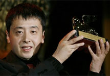 Цзя Чжанкэ c "Золотым львом" Венецианского кинофестиваля. Фото АР