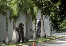 Полиция разминирует посольство США в Венесуэле. Фото АР