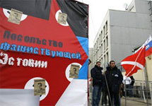 Антиэстонский плакат возле посольства в Москве. Фото с сайта РБК