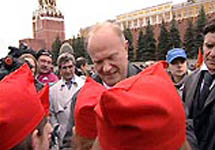 Зюганов повязывает галстуки детям. Фото с сайта newsru.com