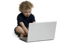 Ребенок с компьютером. Изображение с сайта veer.com
