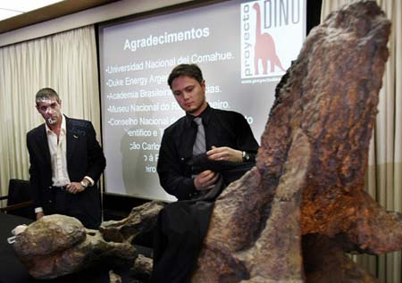 Аргентинский палеонтолог Хорхе Кальво (Jorge Calvo, слева) и Хуан Порфири (Juan Porfiri) демонстрируют точные копии позвонков Futalognkosaurus dukei, найденных в 2002 году в районе озера Барреалес в аргентинской Патагонии. Фото с сайта dsc.discovery.com