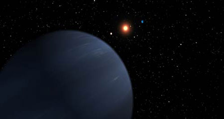 Так художник представляет себе систему звезды 55 Cancri. Недавно обнаруженная планета находится на переднем плане. Это газовый гигант, масса которого равна половине массы Сатурна. Вблизи звезды изображены еще три из четырех уже известных планет (самая удаленная от звезды планета здесь не изображена). Все внутренние планеты сопоставимы по своим размерам с Нептуном или же больше его, в отличие от каменистых внутренних планет нашей Солнечной системы. Цвета планет на этой иллюстрации были выбраны произвольно, чтобы они лишь напоминали цвета планет нашей собственной Солнечной системы. Астрономы пока не знают, на что похожи все эти планеты. (NASA/JPL-Caltech)