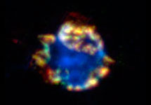 Эта красочная "луковица" представляет собой остатки звездного взрыва (Кассиопея A), изученные "Спитцером" в инфракрасном диапазоне. Кремний сияет (условно) синим цветом, аргон - зеленым, в то время как пыль помечена красным цветом. NASA/JPL-Caltech