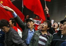 Нагано. Сторонники Олимпиады в Пекине выкрикивают лозунги против защитников Тибета. Фото АР