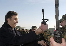 Михаил Саакашвили с американской винтовкой М4. Фото AP