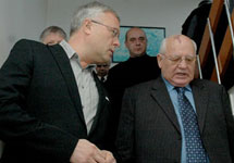 Александр Лебедев и Михаил Горбачев. Фото с сайта moscor.ru