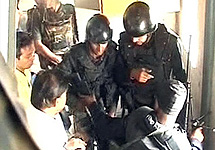 Арест подозреваемых в пособничестве террористам в Мумбаи. Кадр НТВ