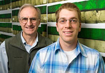 Профессор геологии и геофизики Джон Вэлли (слева) и научный сотрудник Ян Орланд в аудитории Висконсинского университета в Мэдисоне на фоне серии компьютерных распечаток с изображением срезов сталактитов, запечатлевших 20-тысячелетнюю историю климата в районе пещеры Сорек. Яркие зеленые полосы соответствуют дождливым сезонам, а темные области - засушливым годам. Снимок сделан 17 ноября 2008 года. Фото Bryce Richter с сайта www.news.wisc.edu