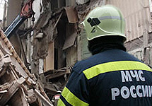 Спасатель возле разрушившегося здания. Фото РИА ''Новости''
