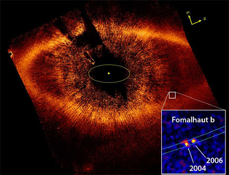 Снимки Фомальгаута b в 2004 и 2006 гг. Желтым эллипсом отмечена орбита, соответствующая по размерам орбите Нептуна. NASA, ESA, P. Kalas и др.