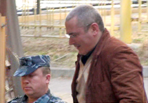 Михаил Ходорковский перед очередным заседанием суда. Кадр "Грани-ТВ"