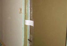 Опечатанная дверь в квартиру. С сайта rossia3.ru
