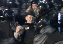 Задержания участников встречи на Пушкинской. Кадр "Грани-ТВ"