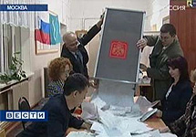 Подсчет бюллетеней на выборах в Мосгордуму. Кадр телеканала ''Россия''