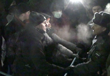 Противостояние милиции и демонстрантов на Чистопрудном бульваре. Кадр "Грани-ТВ"