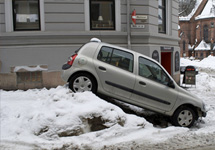 Автомобиль в сугробе. Фото autonews.ru