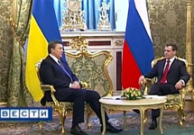 Виктор Янукович и Дмитрий Медведев. Кадр телеканала "Вести"