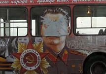 Закрашенный портрет Сталина на автобусе. Фото с сайта www.zaks.ru