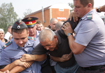 Задержание Константина Косякина в Химкинском лесу. Фото Л.Барковой