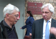 Олег Орлов и Генри Резник перед первым заседанием нового суда. Кадр Грани-ТВ