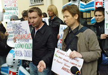 Николай Алексеев и активисты гей-движения проводят пикет у офиса  авиакомпании swissair. Фото Дмитрия Борко/Грани.Ру