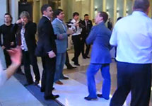 Дмитрий Медведев танцует с Гариком Мартиросяном. Кадр из ролика KremlinLivia