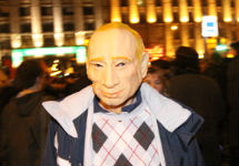Участник акции "Стратегии-31" в маске Путина. Фото с сайта trud.ru