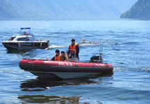 Спасатели ищут пассажиров катера на Телецком озере. Фото с сайта МЧС